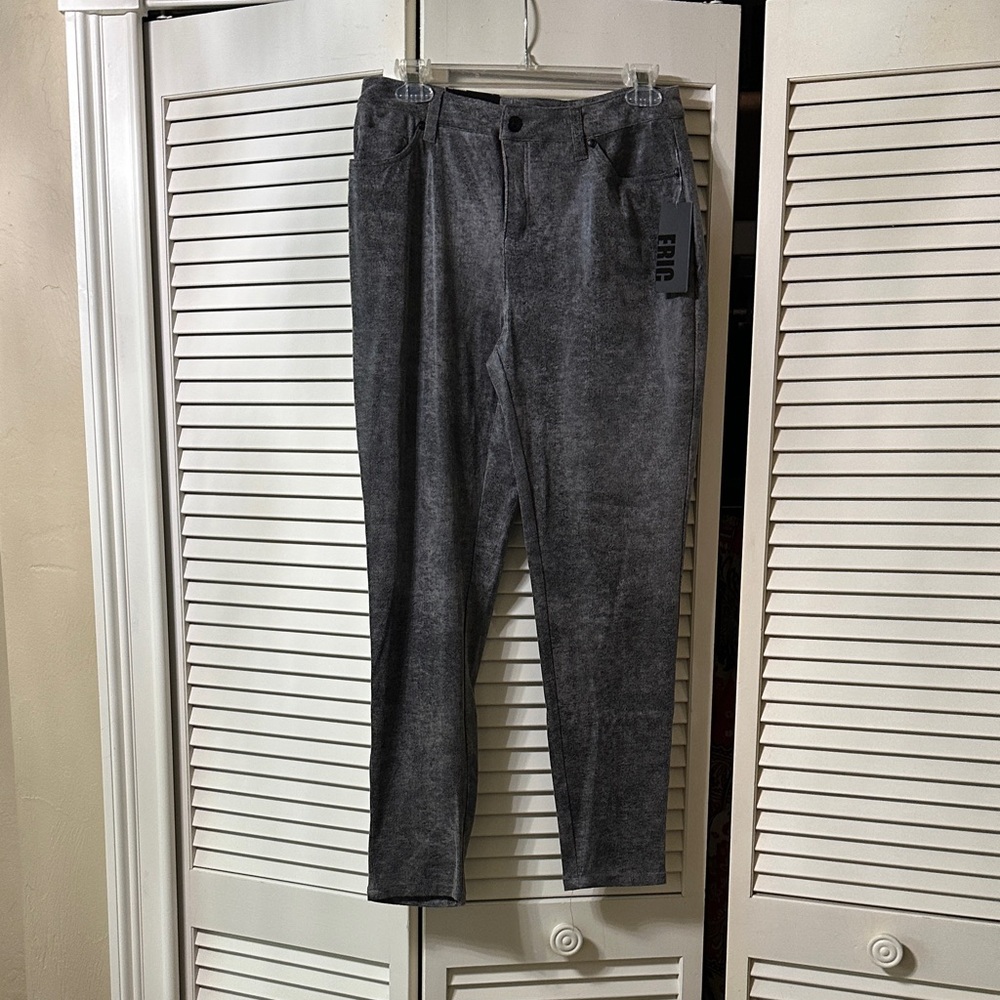 Eric Women's Gray faux leather stretch ankle length Pants. Sz 6 never worn.